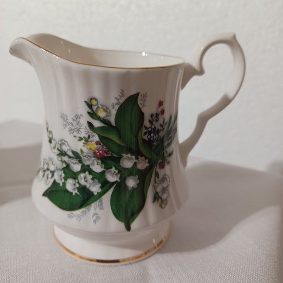 ROYAL WINDSOR ENGLAND FINE BONE CHINA DEMITASSE SUGAR BOWL & CREAMER SET LILIES - Picture 7 of 10